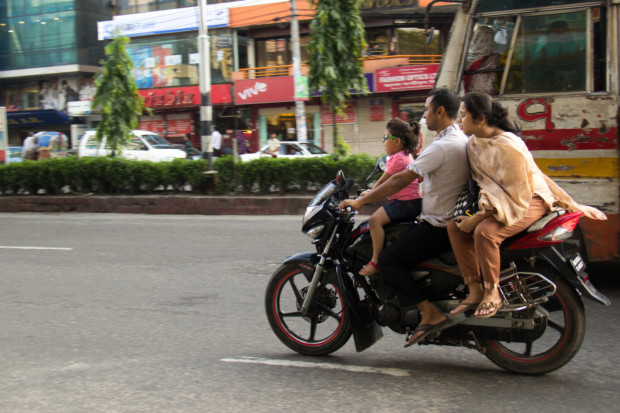 Les motocyclistes du Bangladesh ne pourront plus être servis en carburant s'ils ne portent pas de casque