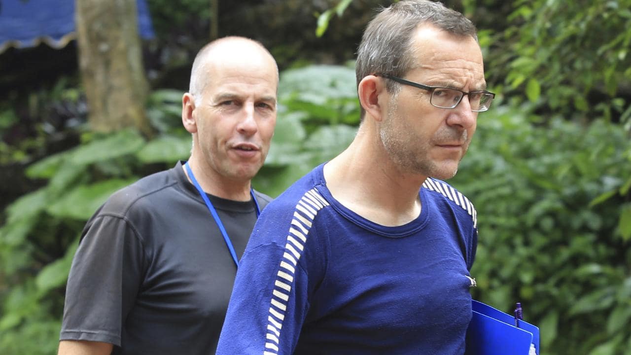 Richard Stanton et John Volanthen lors de leur arrivée à la grotte de Tham Luang pour participer aux opérations de sauvetage des enfants