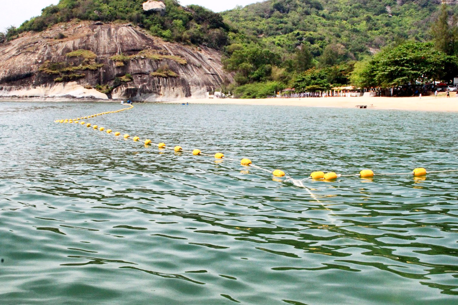 Les autorités ont terminé l'installation d'un filet anti-requin au large d'une plage de Hua Hin