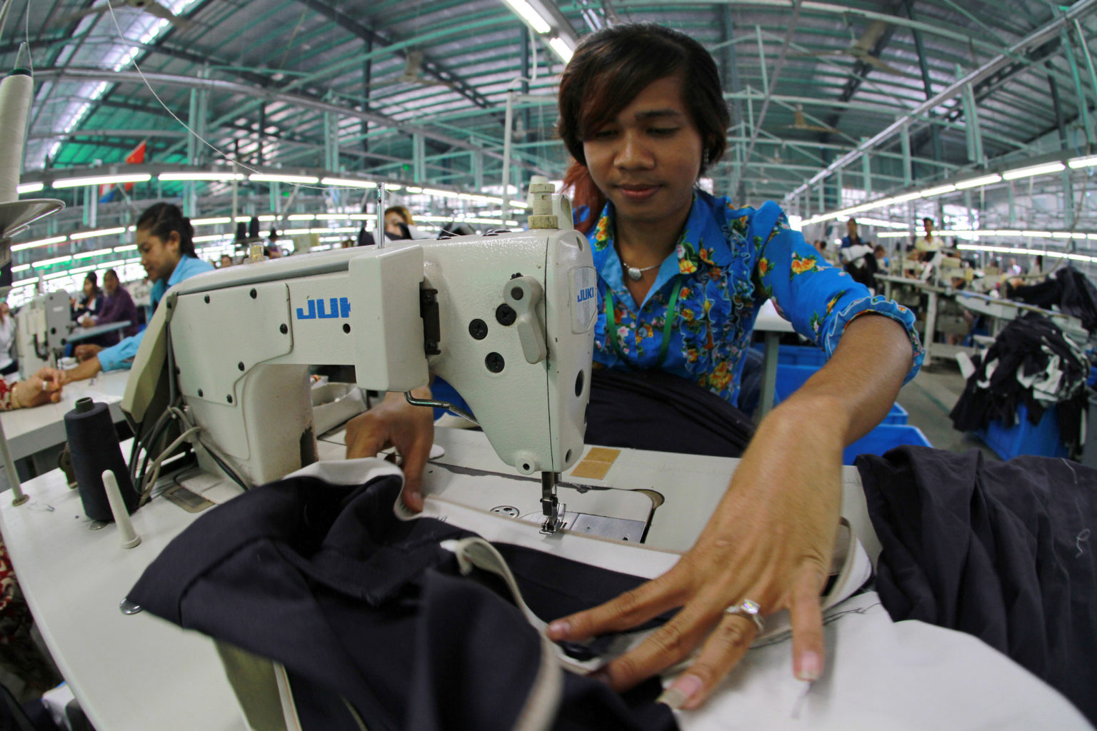 Le Cambodge va augmenter le salaire des ouvriers du textile de 12