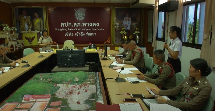 Des policiers de Chiang Mai reçoivent des cours d'anglais et de chinois afin de mieux assister les touristes étrangers