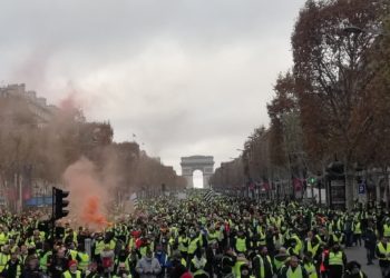 Gilets jaunes : Macron veut un "pacte social" pour un avenir écologique