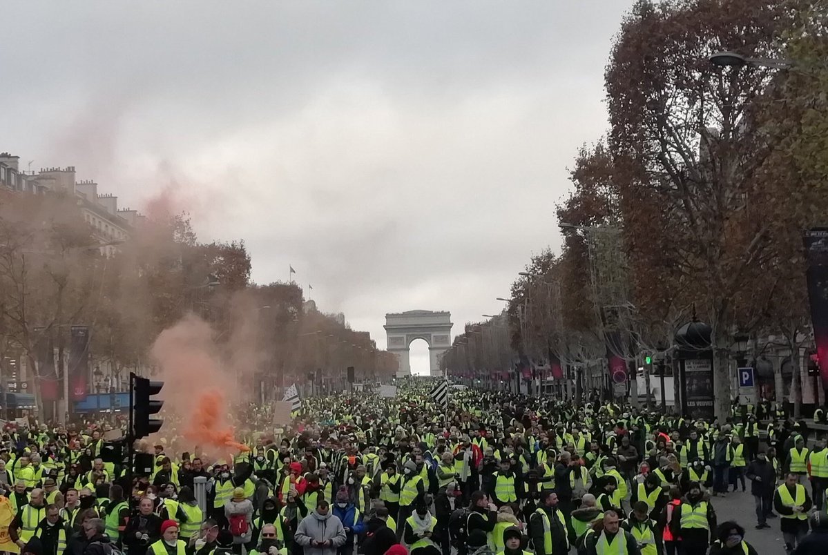 Face aux manifestations des gilets jaunes, Emmanuel Macron veut proposer un "pacte social" pour favoriser la transition écologique