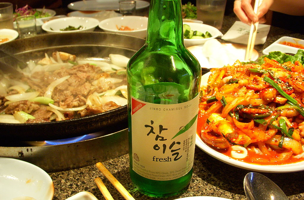 Une bouteille d'alcool coréen soju consommée pendant un repas au restaurant
