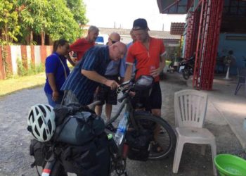 Un néerlandais parcourt 18 000 km à vélo pour rendre visite à son père en Thaïlande