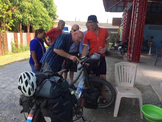Un jeune homme originaire des Pays-Bas a parcouru 18 000 km à vélo pour rendre visite à son père qui vit en Thaïlande