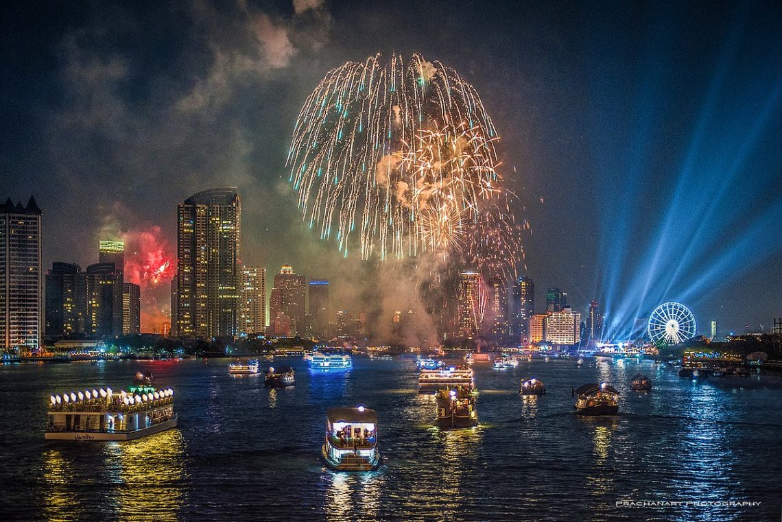 Nouvel An à Bangkok un immense feu d'artifice le long du Chao Phraya