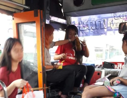 Bangkok : alcool et cigarette au volant, un chauffeur de bus licencié