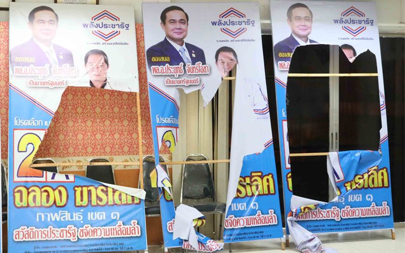 Thaïlande : sa petite amie fait passer la politique avant l'amour, il détruit des affiches électorales
