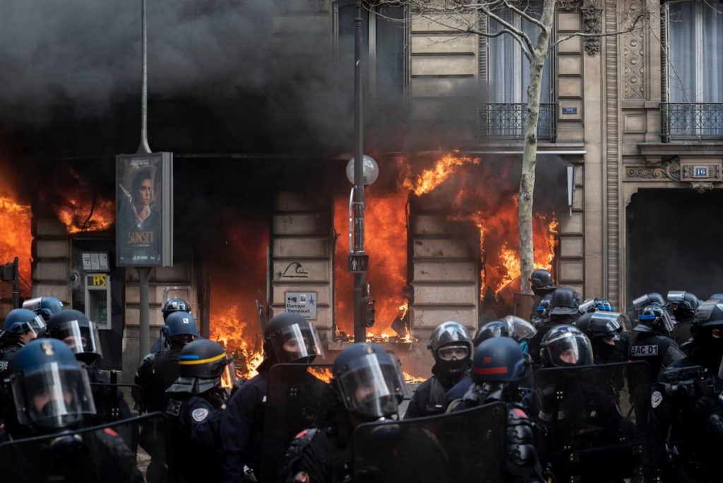 Gilets jaunes : un Acte XVIII marqué par de violents affrontements et incendies sur les Champs-Élysées
