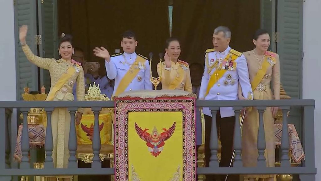 Thaïlande : le Roi et la Reine remercient la population depuis le balcon du Grand Palais
