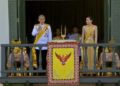 Thaïlande : le Roi et la Reine remercient la population depuis le balcon du Grand Palais