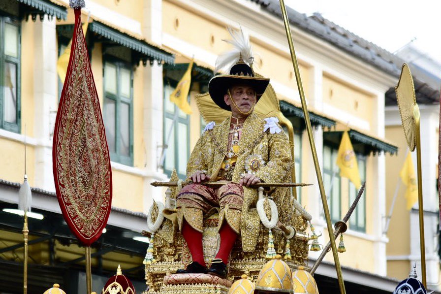 Le Roi de Thaïlande conduit à travers Bangkok lors d'une procession très soignée