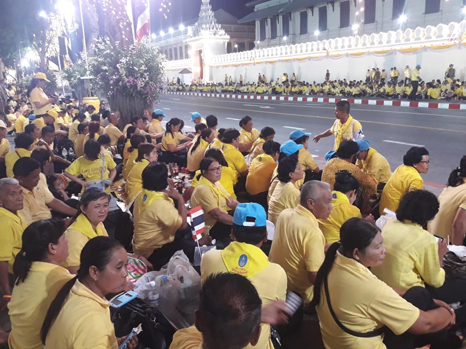 Le Roi de Thaïlande conduit à travers Bangkok lors d'une procession très soignée