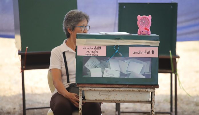 Élections en Thaïlande : la Commission annonce les résultats définitifs, pas de vainqueur net mais la junte en position favorable