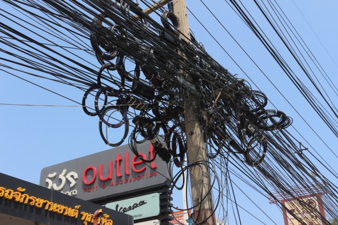 Bangkok : la municipalité veut mettre fin au cauchemar des câbles aériens