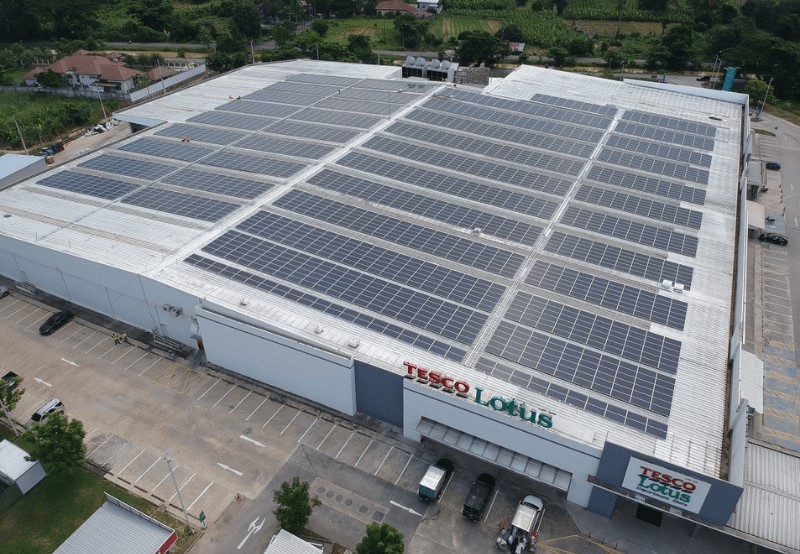 Tesco Lotus va installer des panneaux solaires sur les toits de 19 magasins en Thaïlande
