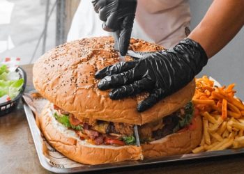 Un restaurant de Bangkok vous met au défi de manger un hamburger de 6 kg