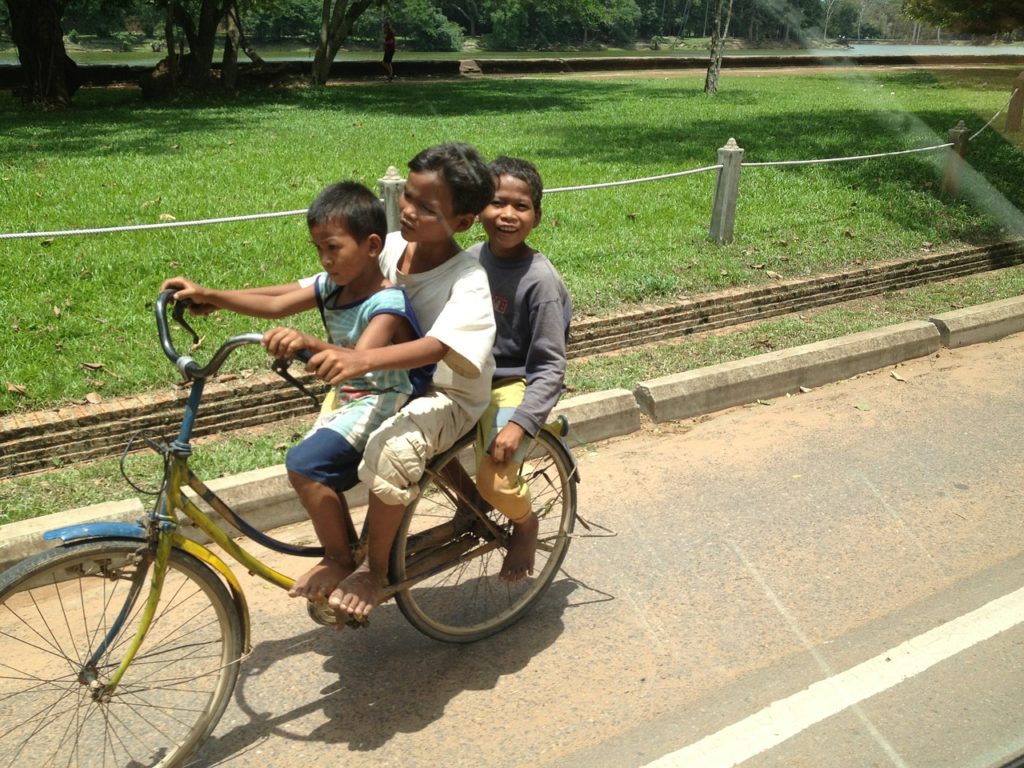 Cambodge : une piste cyclable en construction autour du parc archéologique d’Angkor