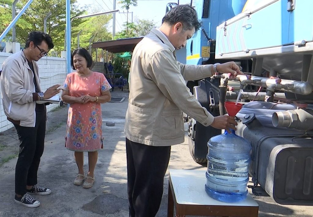 Des camions-citernes déployés pour approvisionner en eau 16 provinces de Thaïlande