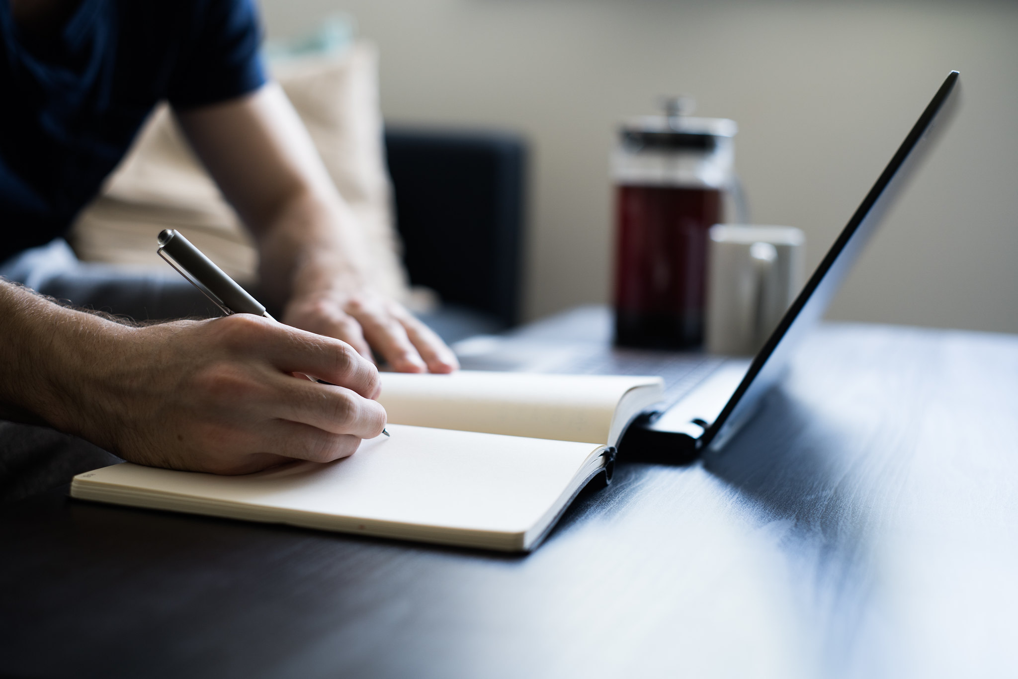 Рука пишет ручкой. Integrity at work. Компьютерный набор текста. Человек пишет. Писательство.