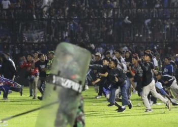 Un match de football dégénère en Indonésie : 129 personnes tuées après une émeute